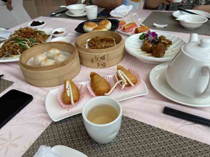 豪香港式茶点位于平潭豪香大酒店一楼餐厅,景观好,座位宽敞,是小家庭