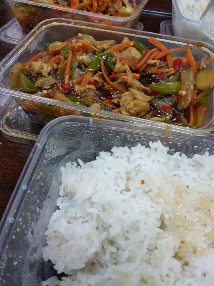 价格便宜,经常点的美团外卖,分量很足,饭菜分开装,一盒菜足够吃的