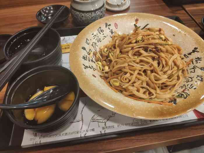 「阿春拌面」面有点硬,吃不太习惯,量多,肉沫有点少,味道一般.