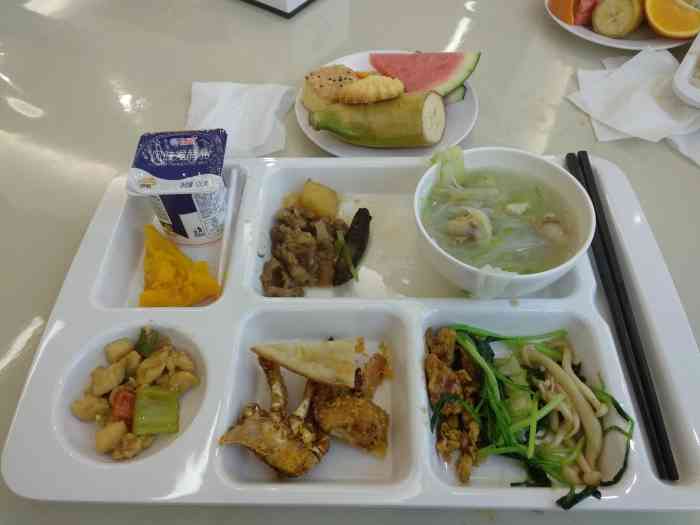 党校食堂师傅的手艺实在是太棒了,尤其是一进门窗口的限量供应食物,很
