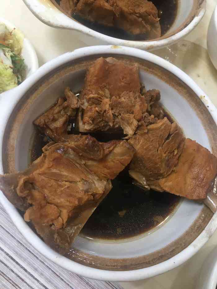 脊骨加米饭,脊骨味道很好,肉烂且香,还提供大蒜,东北的感觉,挺好.