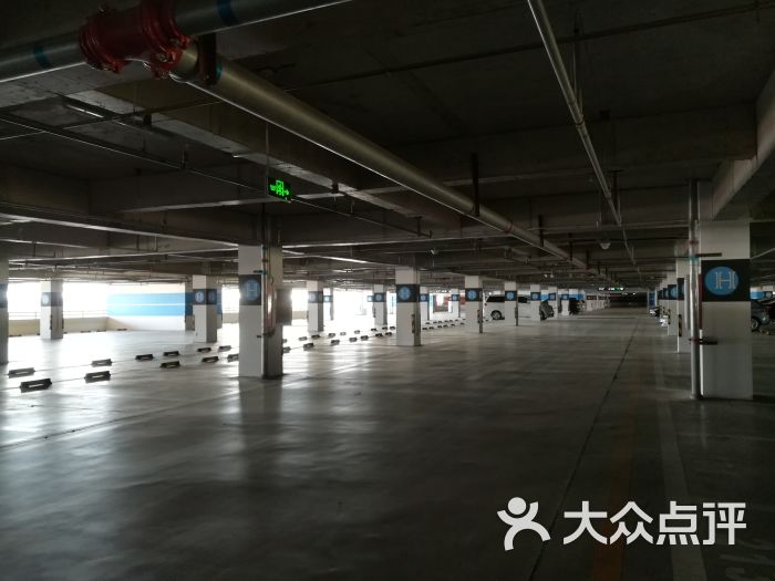 花乡奥莱村停车场图片 - 第1张
