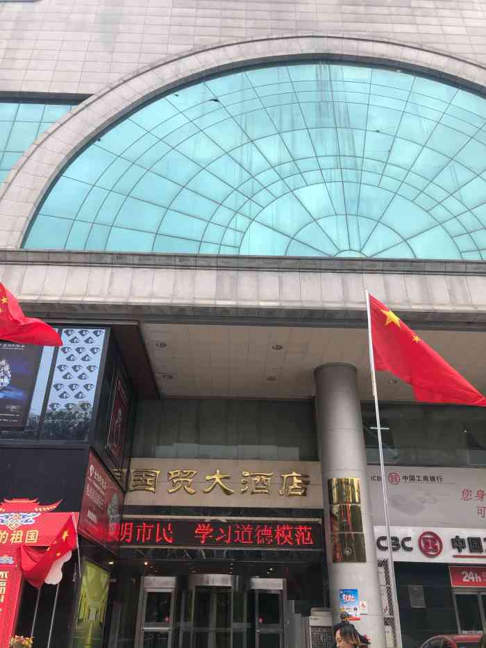 来渭南出差开会,预定的这个酒店会议室~门头不大,大厅也比较简陋,有点