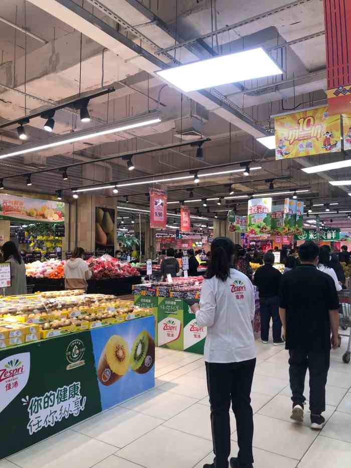 永辉超市(龙湖长楹天街店"在天街的东区地下二层,里面东西很全,平时