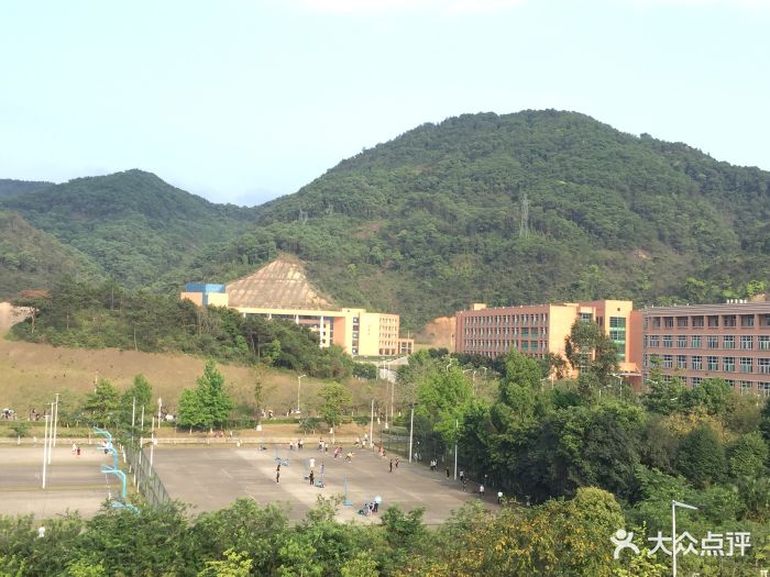 广东药科大学(中山校区)篮球场图片