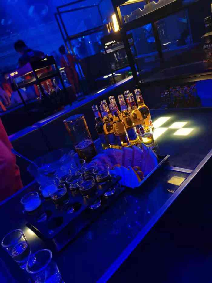 first fly·club(麦莎店)-"[环境]挺大的一家酒吧 中央是t台我记得.
