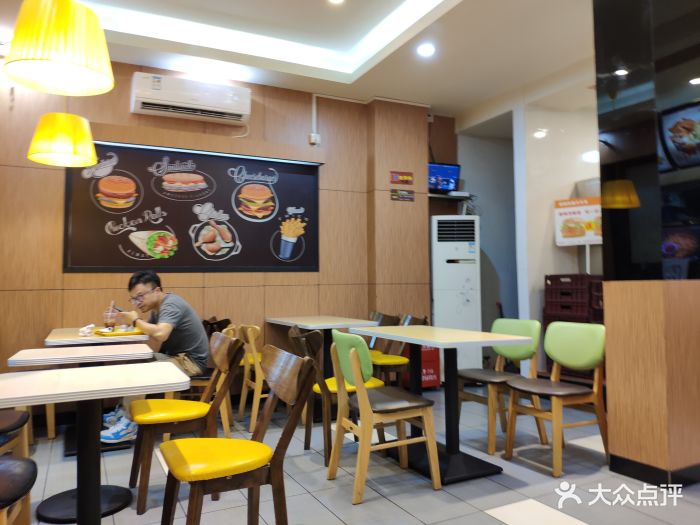 百事乐炸鸡汉堡(罗租如意店)餐具摆设图片 - 第1张