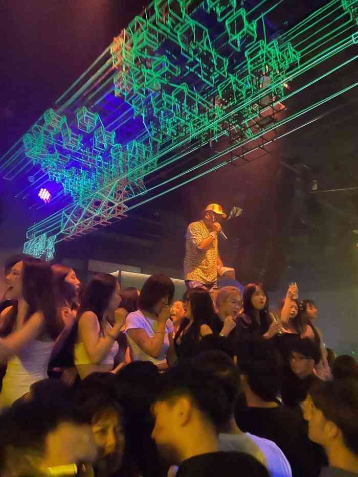 ph北京-"这个快闪店牛逼了,近两年没来蹦迪的我和闺.
