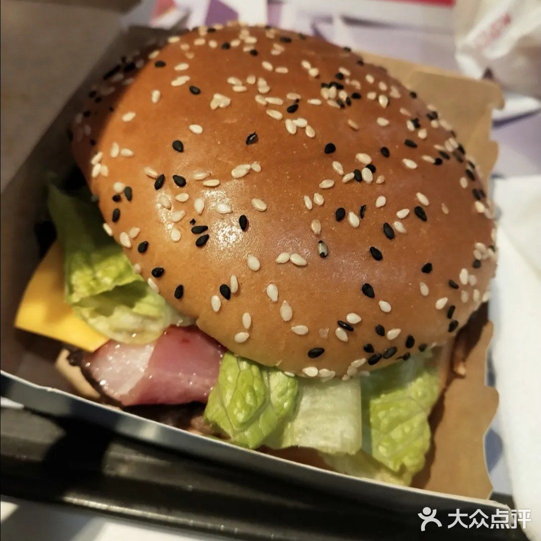 忽略热量哈哈哈麦当劳的牛肉汉堡味道很赞
