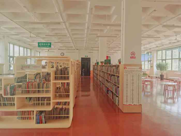 济南市图书馆-"济南市图书馆,在大观园中山公园内,环.