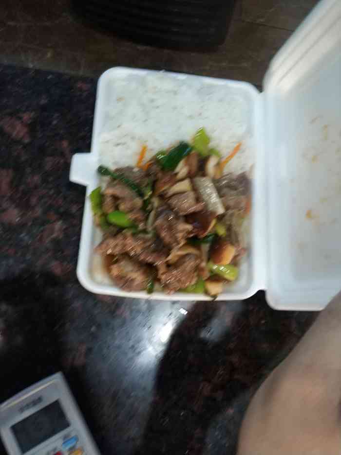 打分 炒菜很快,老板热门很nice,打包没有另外收费,门面干净整洁.