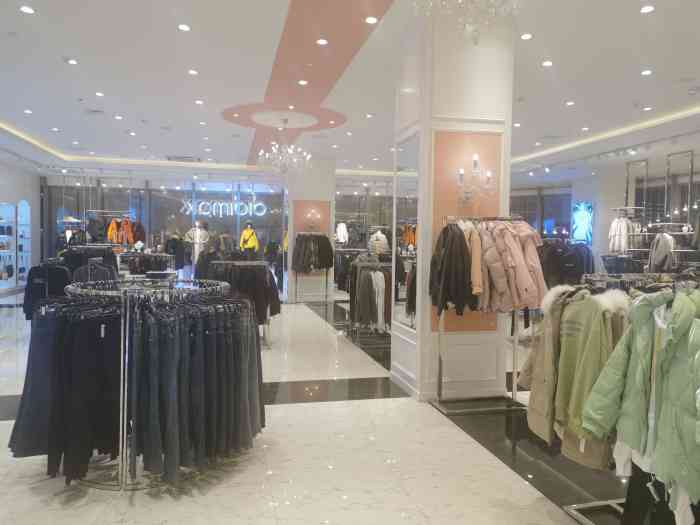 金狮广场二楼上的这家didimax很大 还有免费的咖啡可以喝 衣服种类也