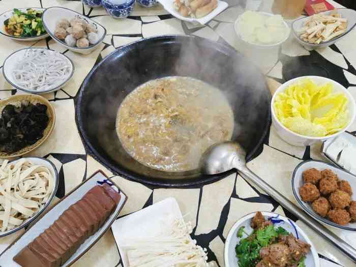 环境:柴火锅,比较大,环境还行