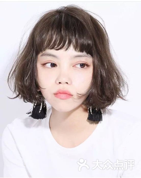1 甜美又清新的一款短发,眉上刘海契合妹子可爱的脸型,显得更青春可爱