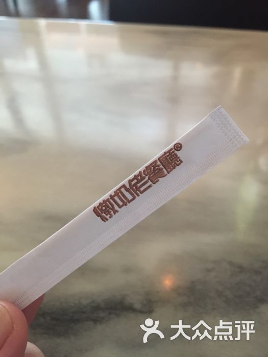 炖奶佬餐厅:服务员一见客人进门就马上招呼,.深