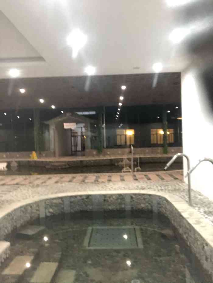 京山缘汇山地温泉-"90块钱一个人,开6个小池子,3个是.