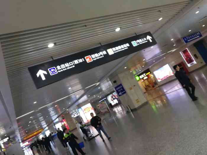 长春站换乘中心-停车场-"从火车站终点的公交车下来,.