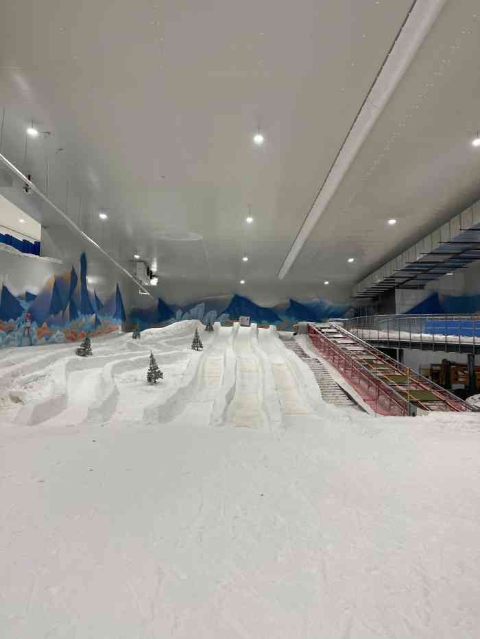 启迪鸿星梧州雪立方冰雪世界-"9728号新开业,广西最大的室内滑雪场