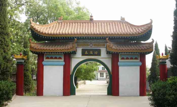 烈士陵园-"新乡市烈士陵园是庄严肃穆的地方,每一个长