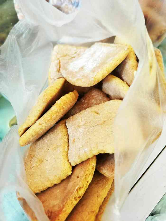 在弥勒开了30多年的一家老店,每到中秋节 排队买他家饼子的人是最多的