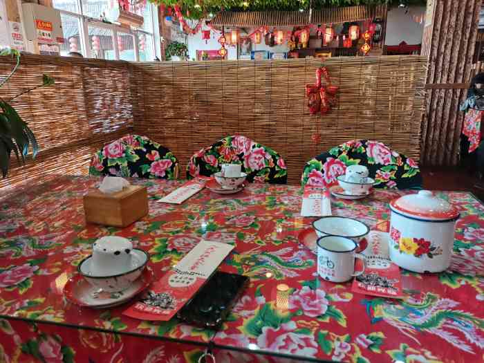 人民公社大食堂-"饭店的装修有一股浓浓的东北风格,典型的东.