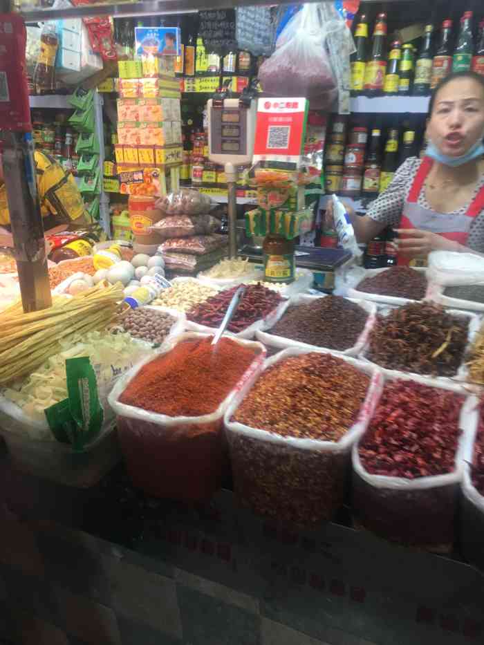 小李副食调料店位于三义庄菜市场里.