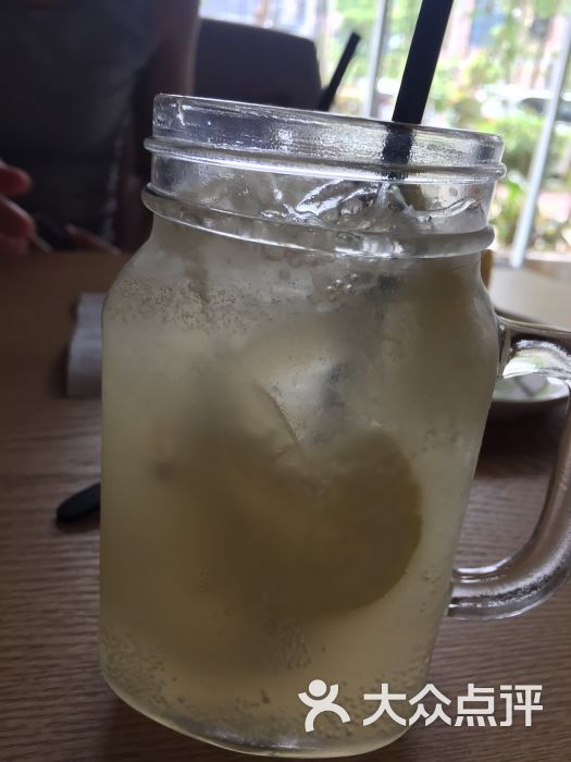 柠檬蜂蜜苏打水
