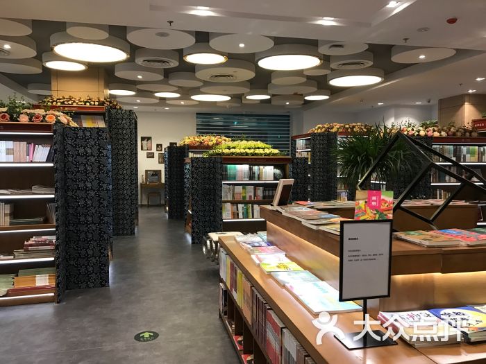 新华书店(凤凰广场店)店内环境图片 - 第6张