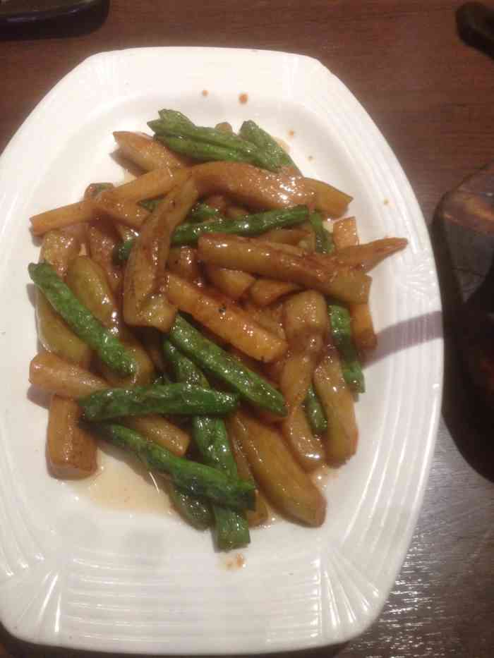 地址在新模范马路地铁站出口,乐天玛特超市旁边,一楼是米线,也可以