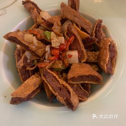 这次三个人点了两个主食,一个菜还有几个烤串,昌吉夹沙原来跟回民的炸