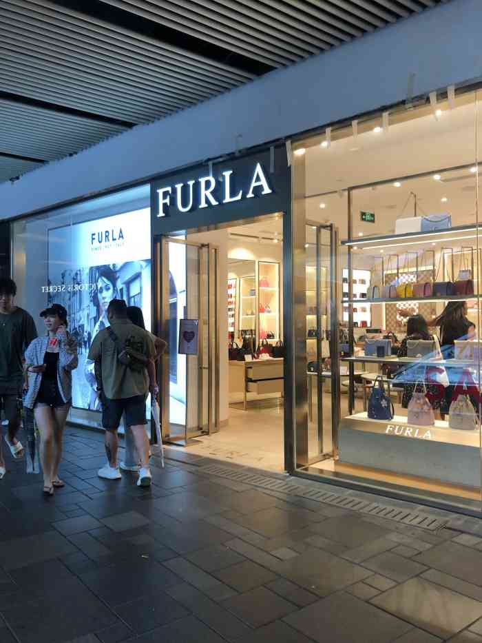 三里屯的furla,来自意大利的皮具,皮质很好.