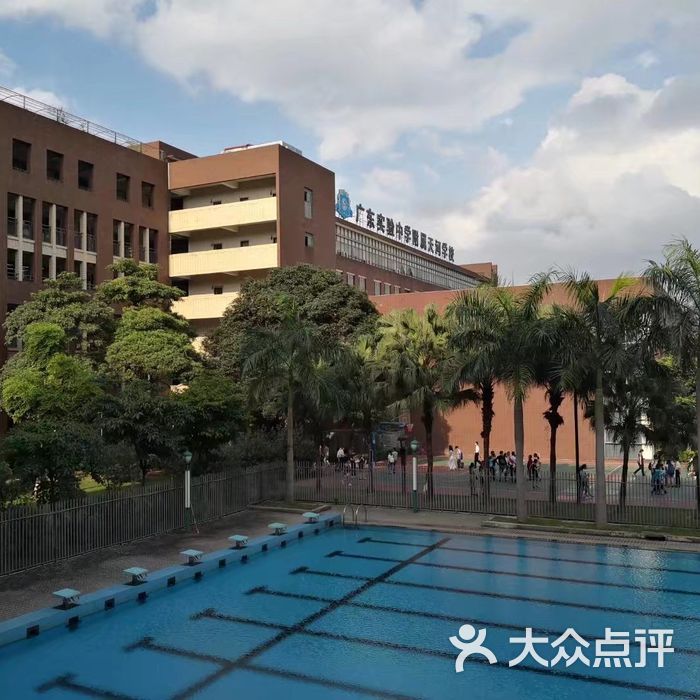 广东省实附属天河学校停车场