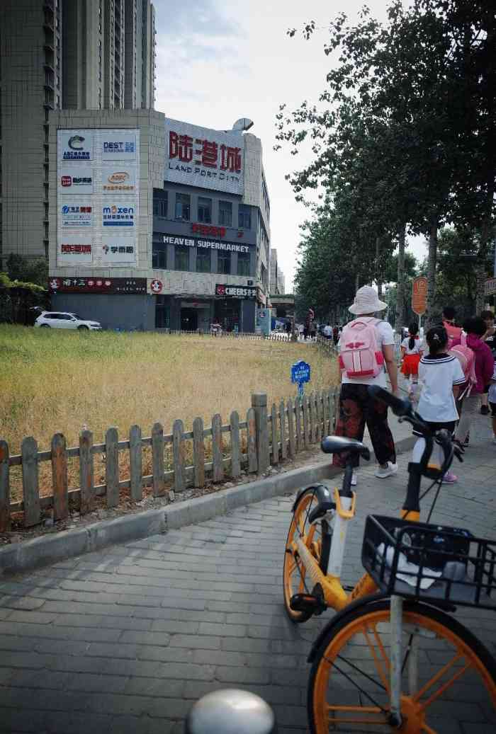 陆港城-"陆港城离着常营世贸天街不远,地铁出来过一."-大众点评移动版