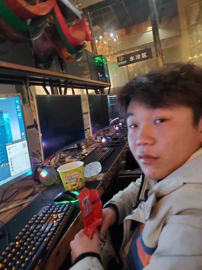 楚倩网咖(楚河汉街店)-"感觉半年的二手烟都在几个里.