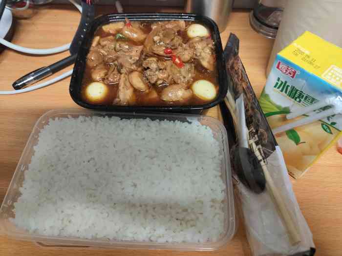 醉爱黄焖鸡米饭排骨米饭-"量大:鸡肉块大,菜也是满满一盒,米饭特别.