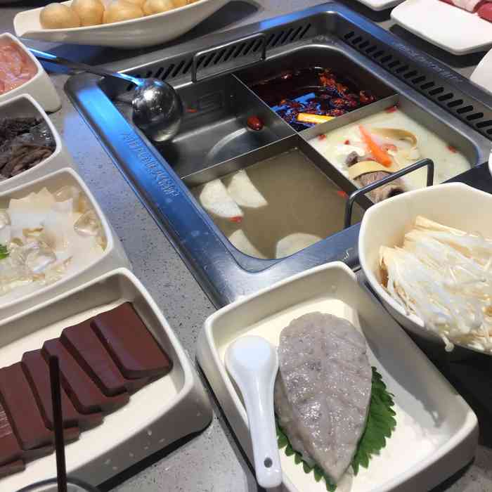海底捞火锅(温岭银泰城店)-"[调皮]海底捞首先要说的就是服务,真的很.