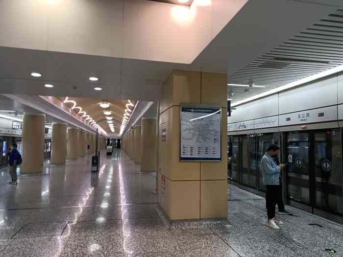 安立路地铁站-"见过很多地铁站外面的共享单车疏于管理,到.