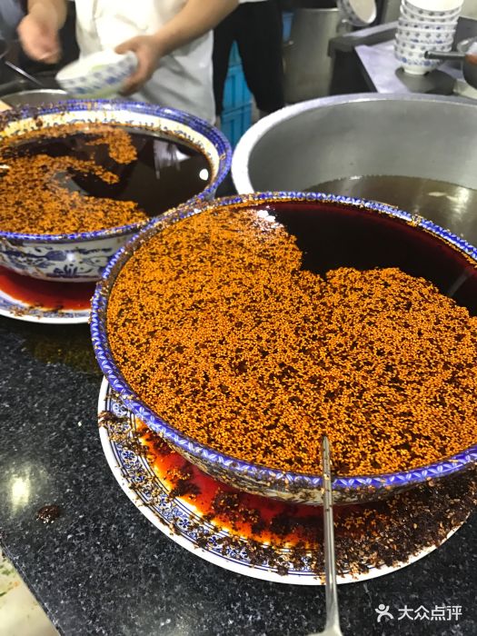 金翡翠牛肉拉面辣椒油图片