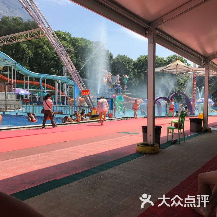 雀儿山公园水上世界