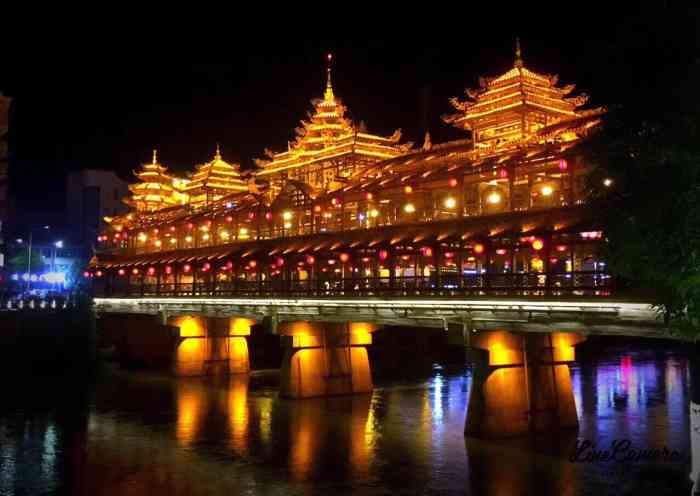 文澜夜市-"宣恩夜市在宣恩风雨桥(又称花桥,文澜桥).