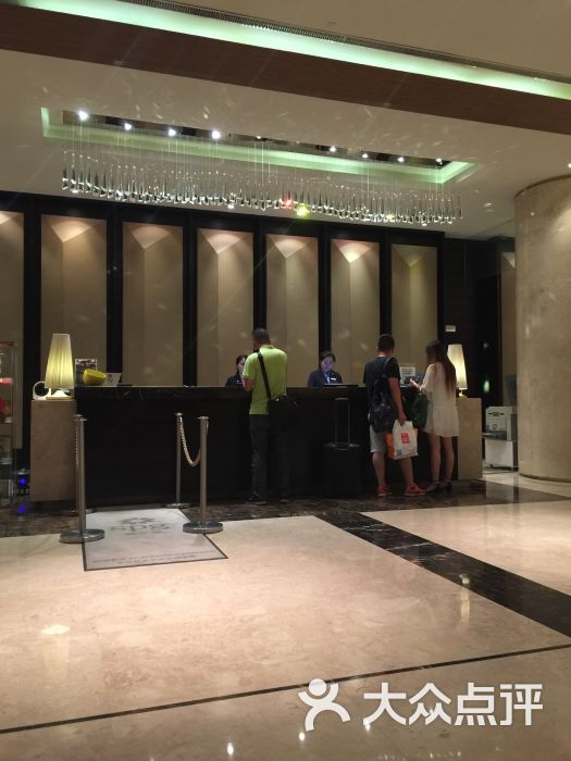 扬州绿地福朋喜来登酒店大堂办理入住的前台.图片 - 第7张