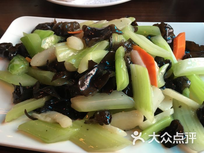 西芹木耳炒马蹄