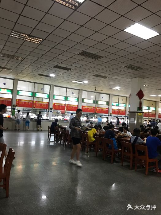 武汉大学食堂图片