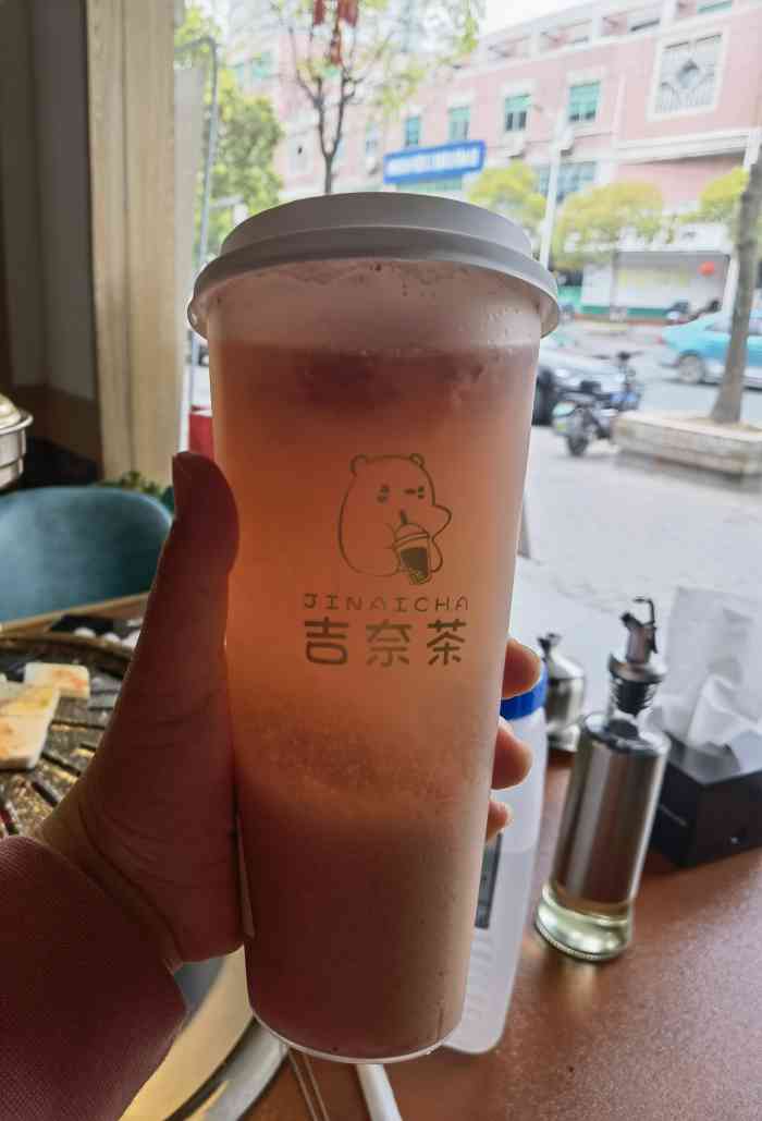 吉奈茶(兴城东路店"靠近南宝带小区附近的停车站,老板选址很棒.