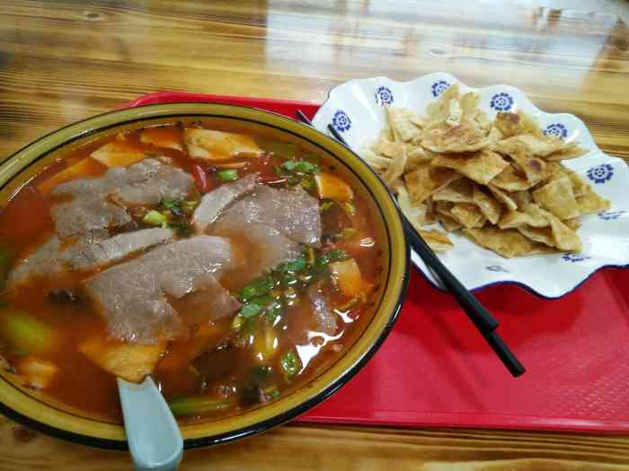 打分    /人 「牛肉泡馍」绝对是兰州拉面餐馆的精髓所在,虽然牛肉少