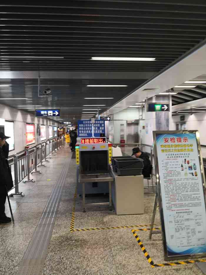 西安门(地铁站"西安门地铁站位于龙蟠中路和中山东路的交叉.