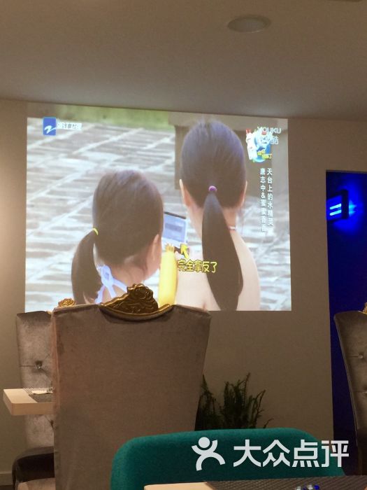 餐厅环境不错,有大屏幕可以看影片什么的。.