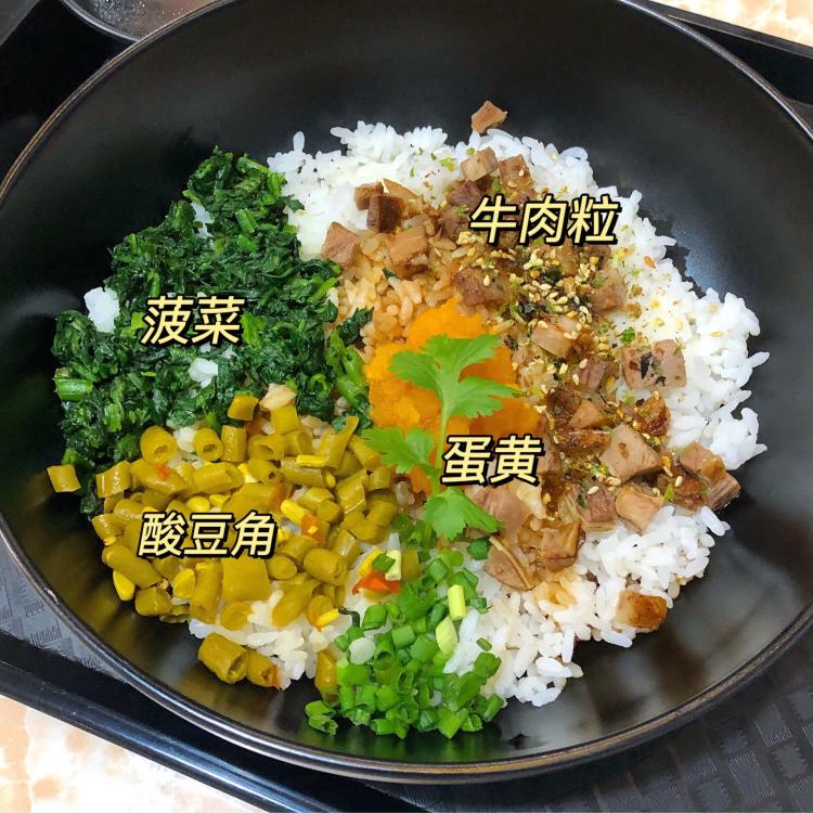 端上来那一刻就开始失望了  他们家有三款拌饭  招牌牛油拌饭  腊肠