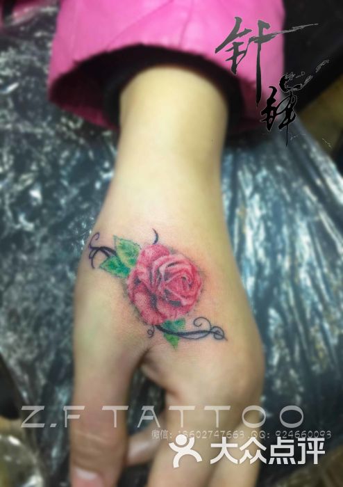 纹身武汉纹身光谷针锋刺青手上玫瑰