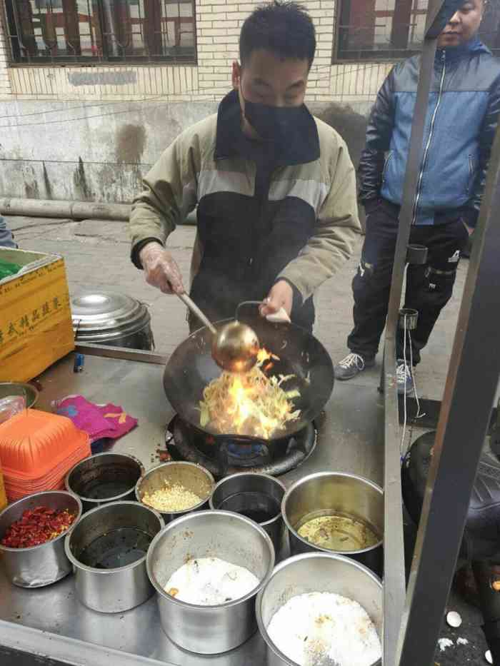 广东炒米粉"路边摊,就在清真寺街,会在所有的摊位中间.